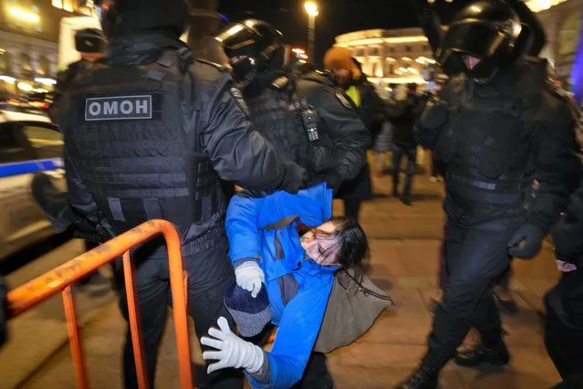 Police detain a demonstrator during an action against Russia's attack on Ukraine in St. Petersburg, Russia, Saturday, February 26, 2022. Protests against the Russian invasion of Ukraine resumed on Saturday evening, with people taking to the streets of Moscow and St. Petersburg for the third straight day despite mass arrests. OVD-Info rights group reported that at least 325 people were detained in 26 Russian cities on Saturday in antiwar protests, nearly half of them in Moscow. (Photo by Dmitri Lovetsky/AP Photo)