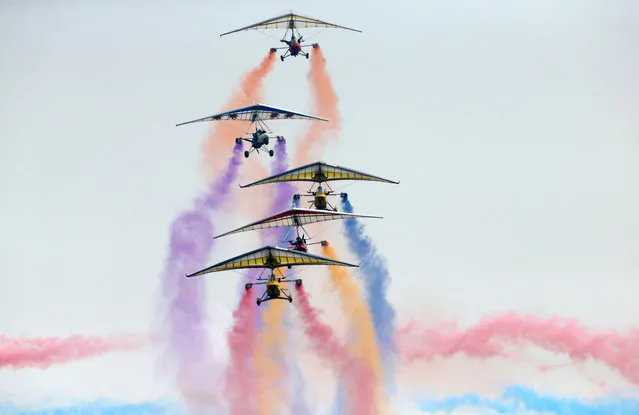 An aircraft team performs during an international general aviation show at the Yaocheng airport in Taiyuan, Shanxi province, China on October 11, 2019. (Photo by Reuters/China Daily)