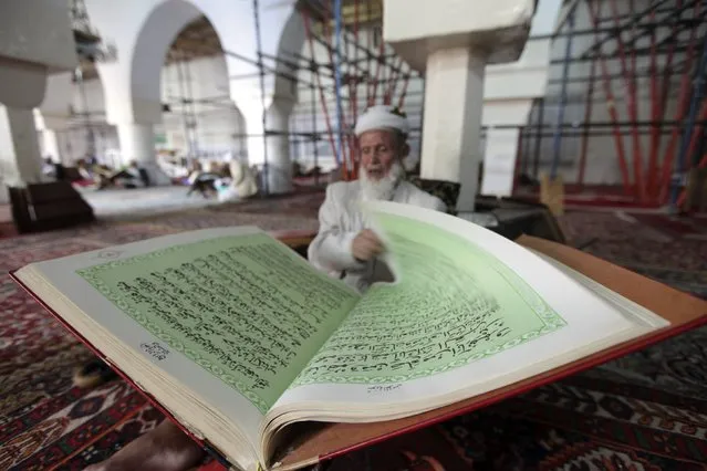 A man reads the Koran in a mosque in Sanaa, as Muslims prepare for the fasting month of Ramadan, the holiest month in the Islamic calendar, June 27, 2014. (Photo by Mohamed al-Sayaghi/Reuters)