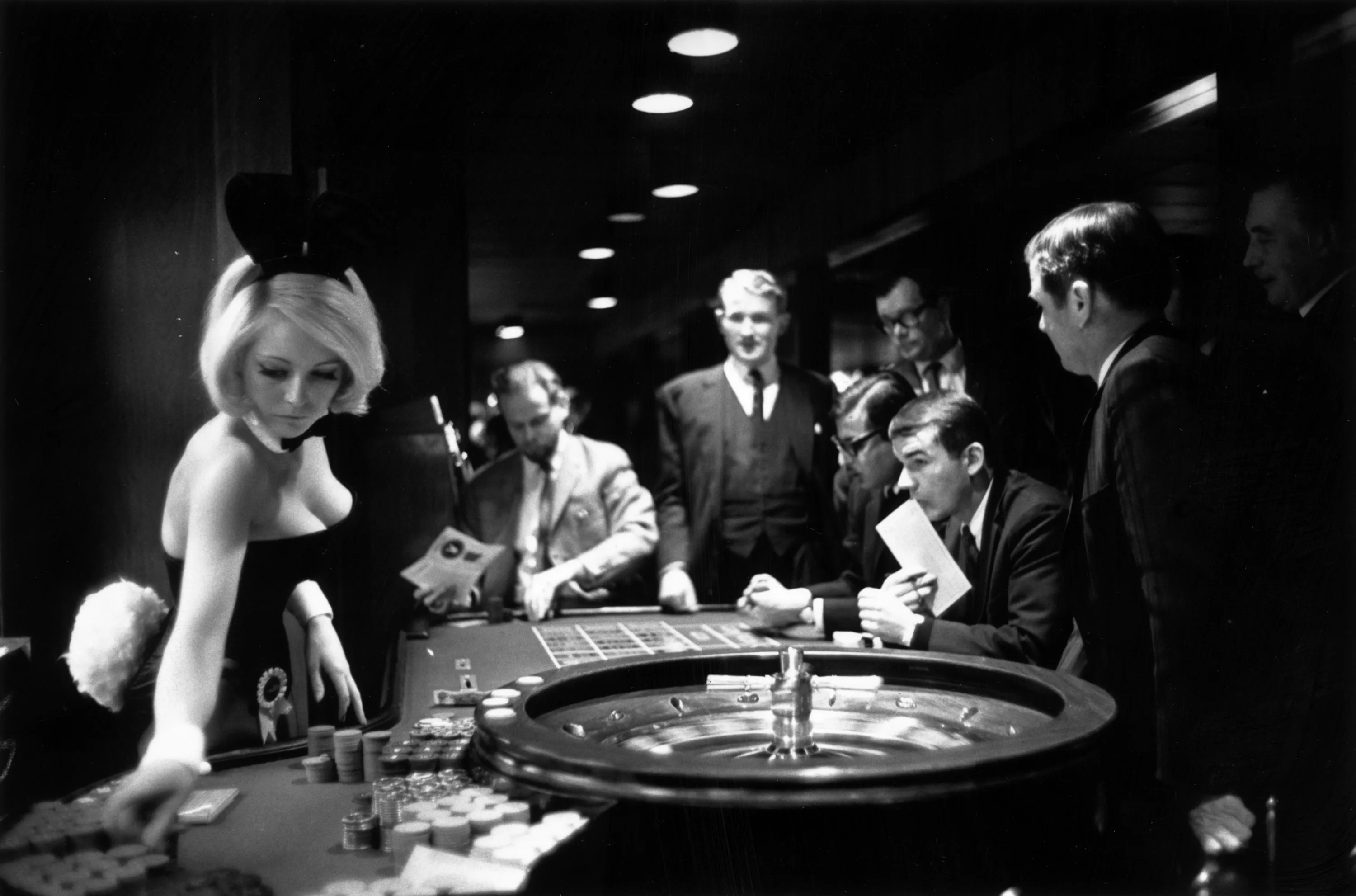 Casino ретро new retro casino. Казино Чикаго. Казино в Америке 50-х. Хью Хефнер 1960. Чикаго 1980.