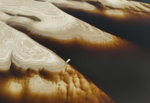 Aerial view of a sandbank on the bed of the Negro River, in the Anavilhanas Archipelago, in Novo Airao, Amazonas state, northern Brazil, on October 1, 2024. Several tributaries of the Amazon River, one of the longest and most abundant in the world, are in a 0147critical situation” due to the historic drought affecting Brazil, authorities reported on September 30. (Photo by Michael Dantas/AFP Photo)