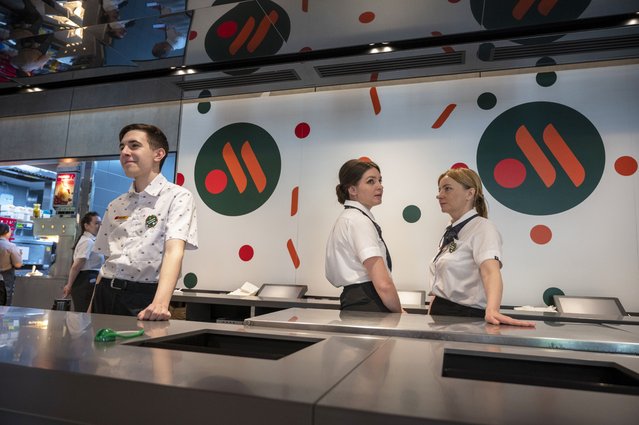 Staff members wait for visitors at a newly opened fast food restaurant in a former McDonald's outlet in Bolshaya Bronnaya Street in Moscow, Russia, Sunday, June 12, 2022. The first of former McDonald's restaurants is reopened with new branding in Moscow. The corporation sold its branches in Russia to one of its local licensees after Russia sent tens of thousands of troops into Ukraine. (Photo by Dmitry Serebryakov/AP Photo)