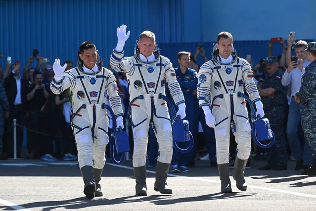 Russian cosmonauts Sergey Prokopyev (C) and Dmitri Petelin (R) and NASA astronaut Frank Rubio, members of the International Space Station (ISS) Expedition 68 main crew, walk prior to the launch at the Russian leased Baikonur cosmodrome in Kazakhstan on September 21, 2022. The trio is scheduled to launch aboard their Soyuz MS-22 spacecraft on September 21. (Photo by Natalia Kolesnikova/AFP Photo)