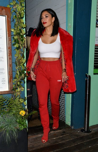 Nicole Scherzinger shows a lot of front as she leaves the Rum Kitchen in Notting Hill in a scarlet fur coat and sweat pants combo. London, United Kingdom on Sunday, November 26, 2017.  (Photo by Palace Lee/PacificCoastNews)
