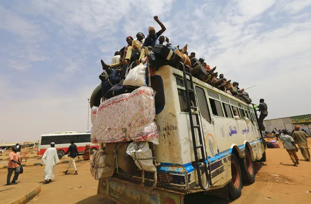 People ride on a bus as they return to their families ahead of the Eid al-Adha festival in Khartoum  September 11, 2016. (Photo by Mohamed Nureldin Abdallah/Reuters)