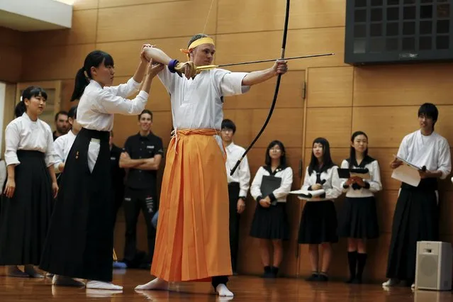 Team Sky rider Chris Froome of Britain aims an arrow during a media event at a traditional Japanese archery club at the Urawa High School in Omiya, outside Tokyo October 23, 2015.  The press event was held to promote Saturday's Tour de France Saitama Criterium cycling race. (Photo by Thomas Peter/Reuters)