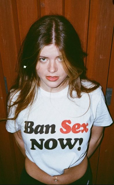 Influencer Bella Whiteway wearing a T-shirt emblazoned with the words “Ban Sеx Now!” in the second decade of August 2025. 29-year-old Bella Whiteway is met with bemused stares and double-takes. (Photo by Oliver Kilgour)