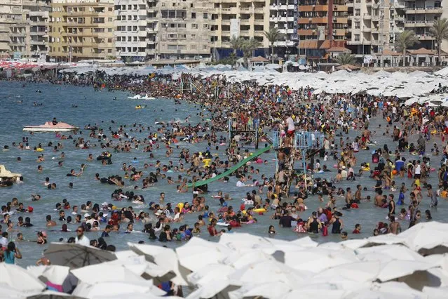 Egyptians crowd a public beach during a hot day in the Mediterranean city of Alexandria September 5, 2014. (Photo by Amr Abdallah Dalsh/Reuters)