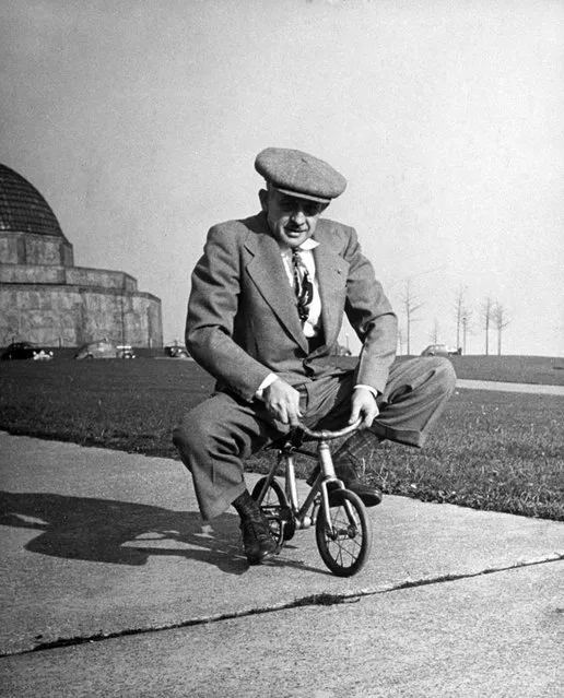 Chicago bicycle dealer Andy Koslow rides a tiny bike built by a former vaudevillian, 1948. “This helps limber up his left leg”, LIFE wrote, “which, as a former motorcycle racer, he broke seven times”. (Photo by Wallace Kirkland/Time & Life Pictures)