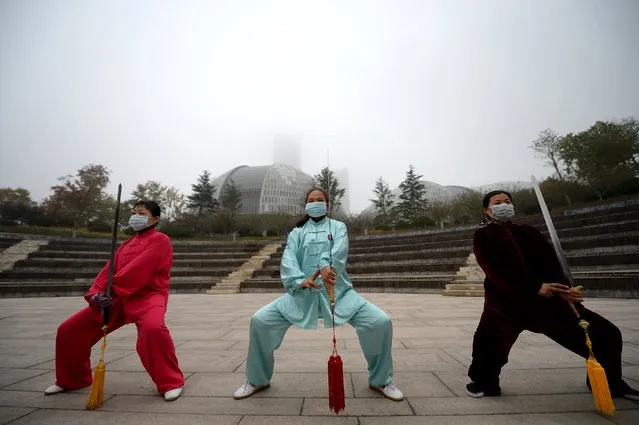 People wearing masks do morning exercises during a hazy day in Jinan, Shandong province, China, November 10, 2015. (Photo by Reuters/Stringer)