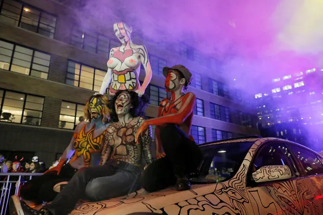 Women in body paint pose for photographers before participating in the Greenwich Village Halloween Parade in Manhattan, New York, U.S., October 31, 2016. (Photo by Andrew Kelly/Reuters)