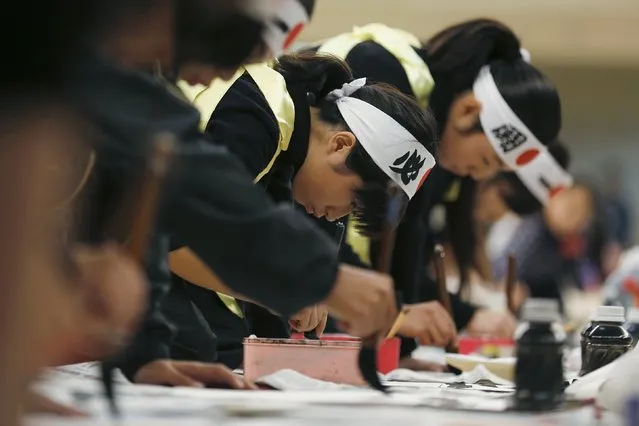 Pupils participate in a calligraphy contest to celebrate the New Year in Tokyo January 5, 2016. (Photo by Thomas Peter/Reuters)