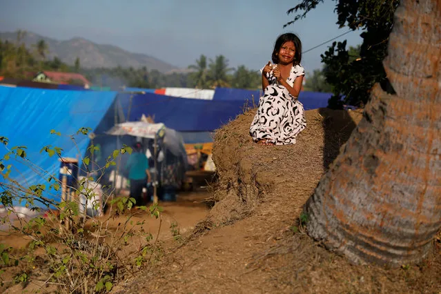 A girl cries as she waits for breakfast at a refugee camp after an earthquake hit on Sunday at Sigar Penjalin village in North Lombok, Indonesia, August 10, 2018. (Photo by Reuters/Beawiharta)