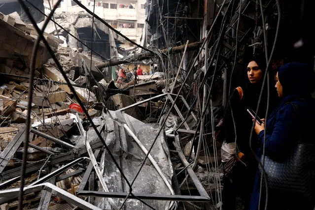 Palestinian women stand at the site of an Israeli strike on a house, amid the ongoing conflict between Israel and Palestinian Islamist group Hamas, in Khan Younis in the southern Gaza Strip on November 15, 2023. (Photo by Ibraheem Abu Mustafa/Reuters)