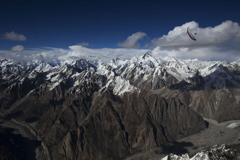 Extreme Photographer Seriously Injured while Paragliding over Mountains in Pakistan