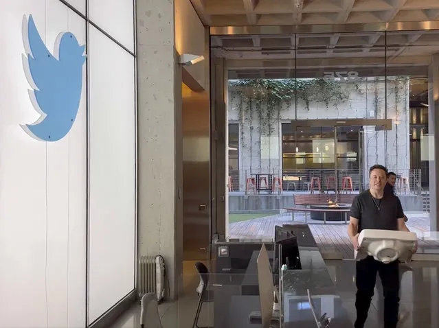 This video grab taken from a video posted on the Twitter account of billionaire Tesla chief Elon Musk on October 26, 2022 shows himself carrying a sink as he enters the Twitter headquarters in San Francisco. Elon Musk changed his Twitter profile to “Chief Twit” and posted video of himself walking into the social network's California headquarters carrying a sink, days before his contentious takeover of the company must be finalized. (Photo by Elon Musk/Twitter vía AP Photo)