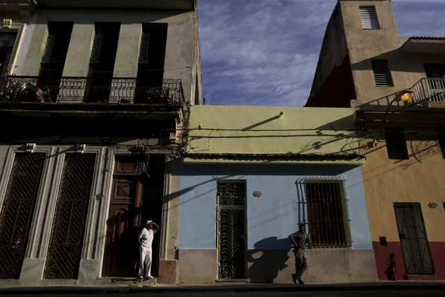 People are seen on a street in Havana, March 17, 2016. (Photo by Ueslei Marcelino/Reuters)