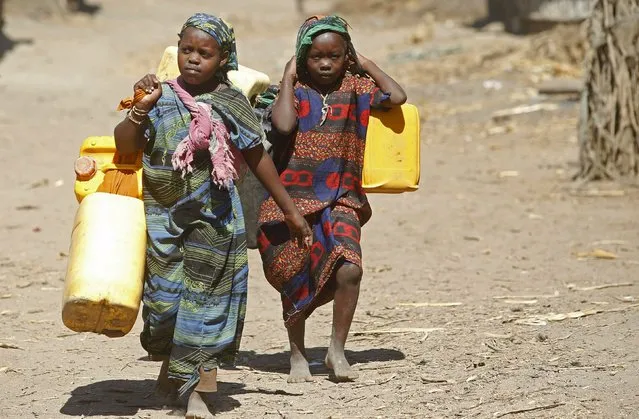 Children carry empty jerry cans as they walk to the Shabelle River bed, which is dry due to drought in Somalia's Shabelle region, March 19, 2016. (Photo by Feisal Omar/Reuters)
