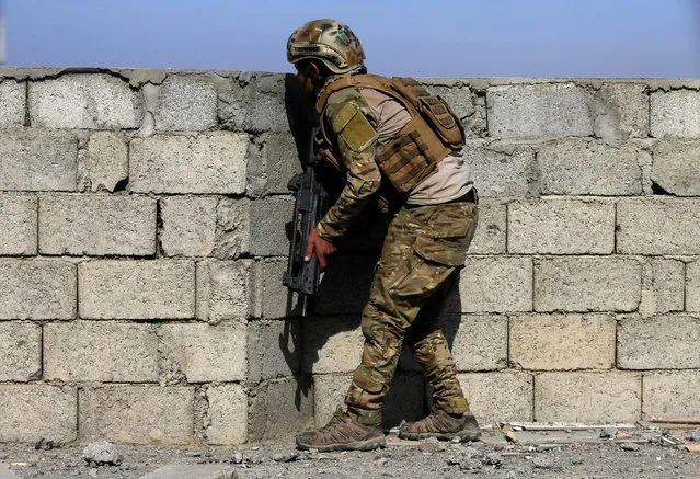 A member of Iraqi security forces takes his position during a battle with Islamic State fighters, in western Mosul, Iraq February 26, 2017. (Photo by Alaa Al-Marjani/Reuters)