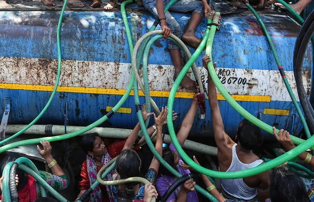 People collect water from a water tanker, in Bhiwandi, some 60 kilometer on the outskirts of Mumbai, India, 22 April 2016. (Photo by Divyakant Solanki/EPA)