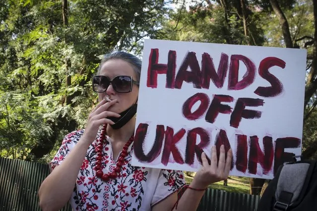 A protestor holds a placard at a small demonstration held by Ukrainians, Russians, and Kenyans against Russia's invasion of Ukraine, in front of the Russian embassy in Nairobi, Kenya, Saturday, February 26, 2022. Russian troops closed in on Ukraine's capital as explosions and street fighting sent Kyiv residents seeking shelter or fleeing the city. (Photo by AP Photo/Stringer)