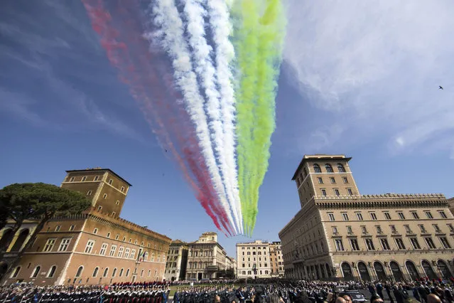 Italian Air Force's aerobatic demonstration team, the Frecce Tricolori leave colourful vapour trails as they fly over the Altare della Patria monument on Republic Day (Festa della Repubblica) in Rome, Italy, 02 Jun 2017. The anniversary marks the founding of the Italian Republic in 1946. (Photo by Massimo Percossi/EPA)