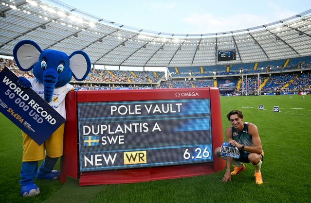 First placed Sweden's Armand Duplantis poses next to a board displaying his new 6,26 meters world record after the men's pole vault event of the Silesia Diamond League athletics meeting in Chorzow, Poland, on August 25, 2024. (Photo by Sergei Gapon/AFP Photo)