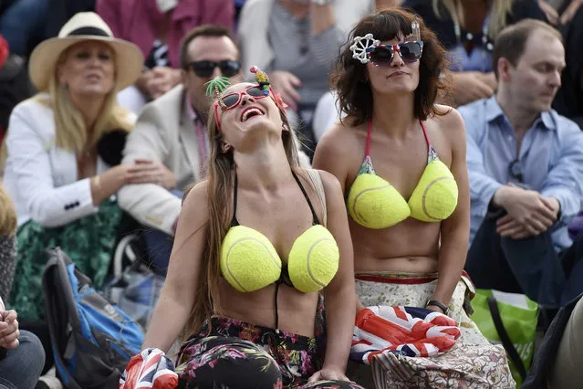 Fans watch the men's singles tennis match between Andy Murray of Britain and Roberto Bautista Agut of Spain on Centre Court at the Wimbledon Tennis Championships in London June 27, 2014. (Photo by Toby Melville/Reuters)