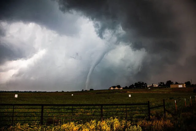 An EF-2 tornado begins to rope out on the outskirts of Mangum, Oklahoma, U.S. on May 20, 2019. Multiple tornadoes touched down and heavy rain flooded areas across Oklahoma. (Photo by Brett Conner/ZUMA Wire)