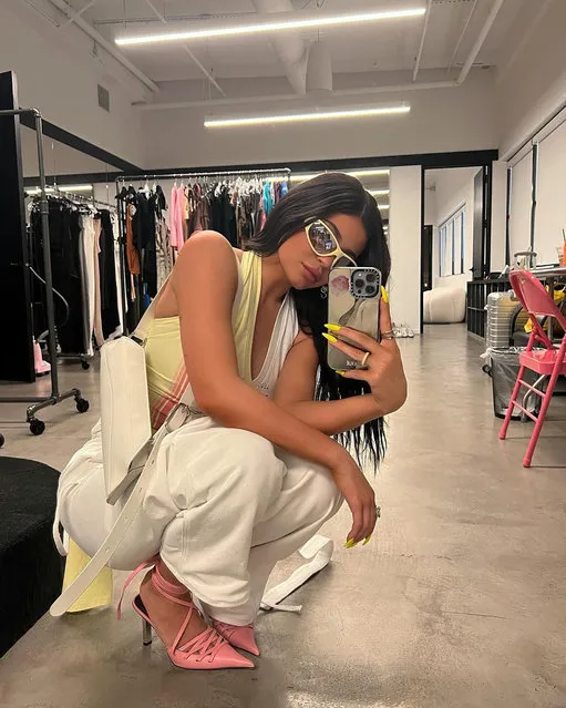 American model and social media personality Kylie Jenner snaps a mirror selfie in the first decade of June 2022. (Photo by kyliejenner/Instagram)