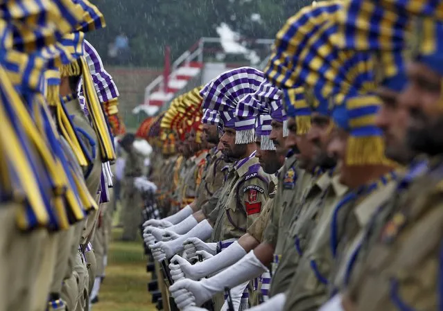 Indian policemen take part in a parade as it rains during India's Independence Day celebrations in Srinagar, August 15, 2015. (Photo by Danish Ismail/Reuters)