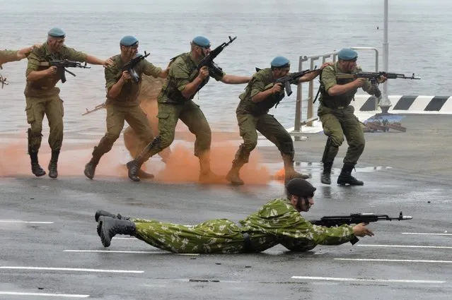 Russian servicemen perform during a naval parade rehearsal in the far eastern port of Vladivostok, July 25, 2014. Russia will mark Navy Day on July 27. (Photo by Yuri Maltsev/Reuters)