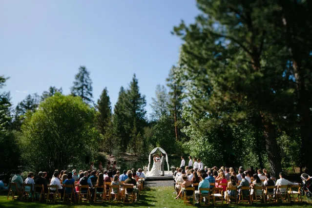 Wedding photographer, Josh Newton, has managed to turn a natural disaster into an amazing photo shoot opportunity. On June 7, 2014 Michael Wolber and April Hartley were getting ready to walk down the aisle in Rock Springs Ranch, Bend, Oregon, USA when firefighters alerted them to nearby wildfires gaining momentum and instructed them to flee to a safer location. (Photo by Josh Newton/IMP)