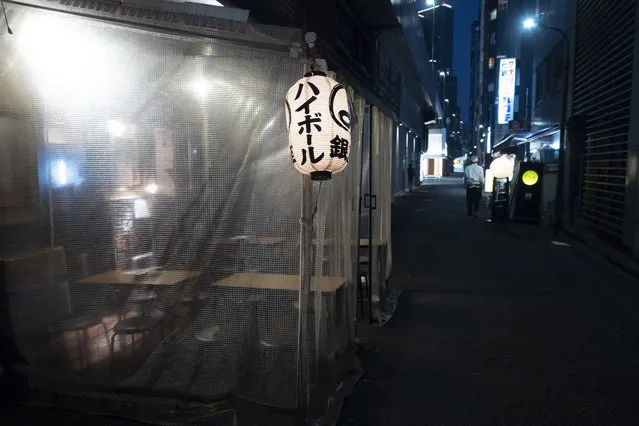 A lantern hangs outside an empty restaurant Saturday, March 28, 2020, in the Shimbashi section of Tokyo. okyo Gov. Yuriko Koike has repeatedly asked the city's 13 million residents to stay home this weekend, saying the capital is on the brink of an explosion in virus infections. (Photo by Jae C. Hong/AP Photo)
