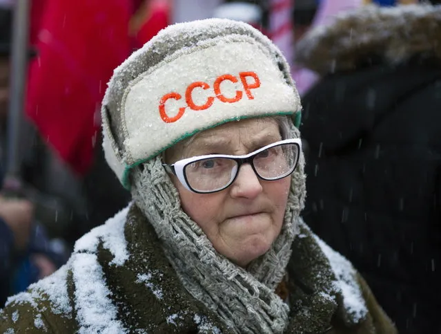 A Russian Communist Party supporter takes part in a march marking the 99th anniversary of the October Revolution in Novosibirsk, Russia on November 7, 2016. (Photo by Kirill Kukhmar/TASS)