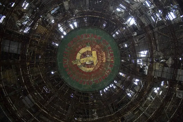 A view of the ceiling of the crumbling main hall of the Memorial House of the Bulgarian Communist Party on mount Buzludzha September 12, 2014. The text reads “Proletarians of all countries, unite!”. (Photo by Stoyan Nenov/Reuters)