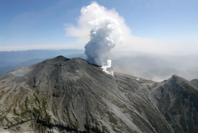 Volcanic smoke rises from Mt. Ontake, which straddles Nagano and Gifu prefectures, central Japan, in this September 28, 2014 photo taken and released by Kyodo. (Photo by Reuters/Kyodo News)