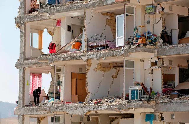 A picture taken on November 15, 2017 shows a view through the buildings left damaged by a 7.3- magnitude earthquake that struck days before in the town of Sarpol- e Zahab in Iran' s western Kermanshah province near the border with Iraq, leaving hundreds killed and thousands homeless. (Photo by Atta Kenare/AFP Photo)