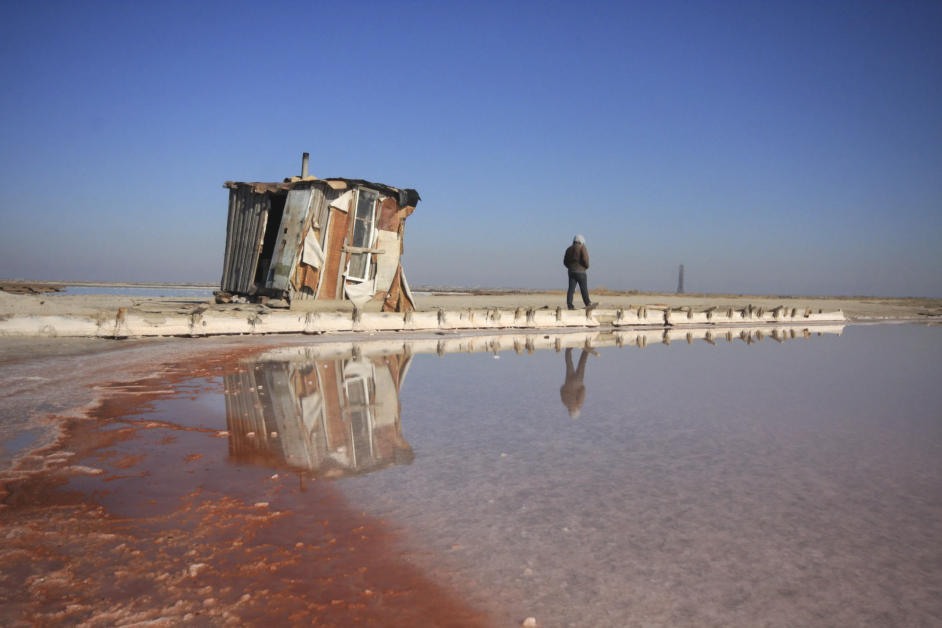 Соль добывается в озере. Сасык-Сиваш. Солевые озера Крым Сасык. Сиваш добыча соли. Озеро Сиваш.