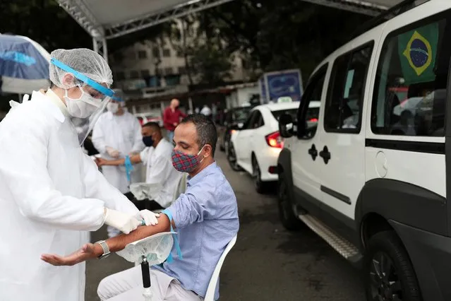 Medical workers take blood samples from taxi drivers for the coronavirus disease (COVID-19) tests in Sao Paulo, Brazil, June 26, 2020. (Photo by Amanda Perobelli/Reuters)