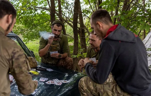 Ukrainian servicemen play cards as they rest at a position near a frontline, as Russia’s attack on Ukraine continues, in Mykolaiv region, Ukraine on September 16, 2022. (Photo by Umit Bektas/Reuters)