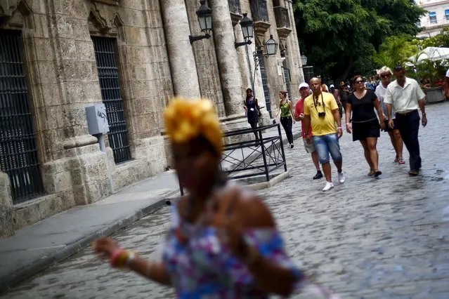 A group of tourists from Germany walk in Havana, September 18, 2015. (Photo by Edgard Garrido/Reuters)