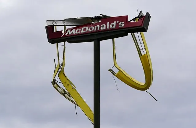 A McDonald's sign is seen damaged after Hurricane Laura passed through Iowa, Louisiana, U.S. on August 27, 2020. (Photo by Elijah Nouvelage/Reuters)