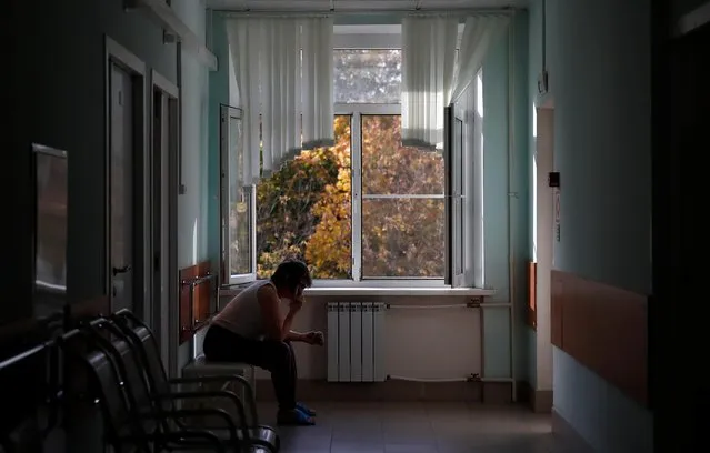 A woman speaks on the phone by the window at the City Clinical Hospital Number 52, where patients suffering from the coronavirus disease (COVID-19) are treated, in Moscow, Russia on October 8, 2020. Russia reported its highest daily coronavirus cases ever since the last record in May on Friday, prompting Moscow authorities to mull closing bars and nightclubs. (Photo by Maxim Shemetov/Reuters)