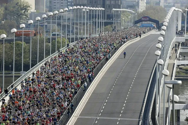 Participants in the 40th Vienna City Marathon cross the Reichs bridge at the start of the race in Vienna, Austria on April 23, 2023. (Photo by Tobias Steinmaurer/APA via AFP Photo)