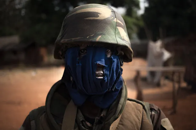 A soldier from Territorial Intervention Brigade 6 ( BIT6) of the Central African Armed Forces (FACA) wears an artisanal balaclava, in Boali, January 10, 2021. (Photo by Florent Vergnes/AFP Photo)