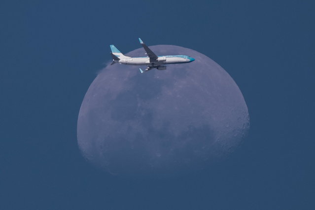 A plane flies with the moon in the background in Banfield, Argentina, 02 October 2025. (Photo by Juan Ignacio Roncoroni/EPA)