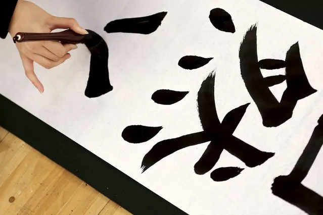 A pupil draws Kanji characters during in a calligraphy contest to celebrate the New Year in Tokyo January 5, 2016. The characters read: "nature". (Photo by Thomas Peter/Reuters)