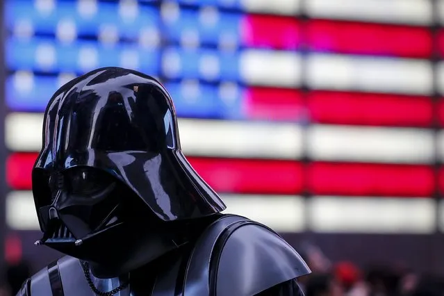 A man dressed as Darth Vader from Star Wars walks though Times Square during unseasonably warm weather on Christmas eve in the Manhattan borough of New York December 24, 2015. (Photo by Carlo Allegri/Reuters)