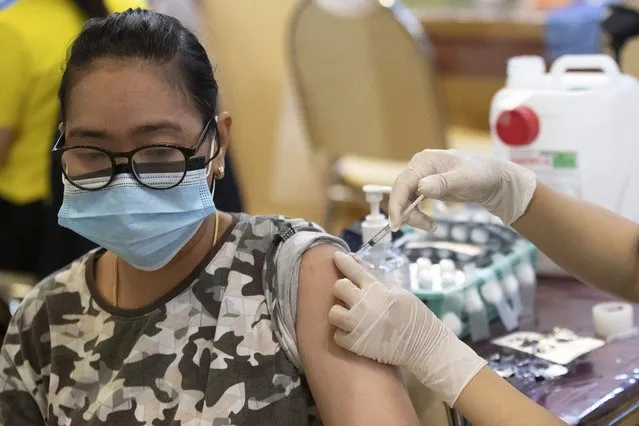 A health worker administers a dose of the Sinovac COVID-19 vaccine to a woman at a shopping mall in Bangkok, Thailand, Monday, May 24, 2021. (Photo by Sakchai Lalit/AP Photo)